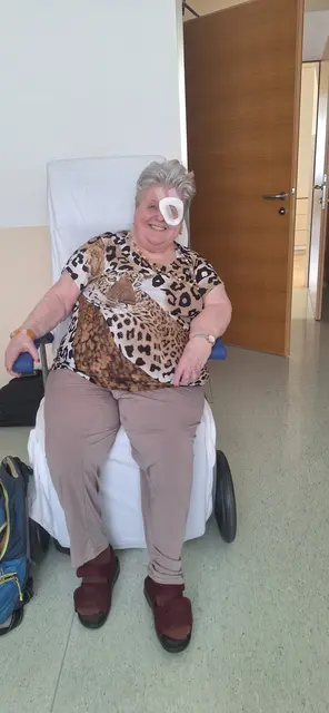 Frau K. nach ihrer Augenoperation.  | Foto: Feldhammer