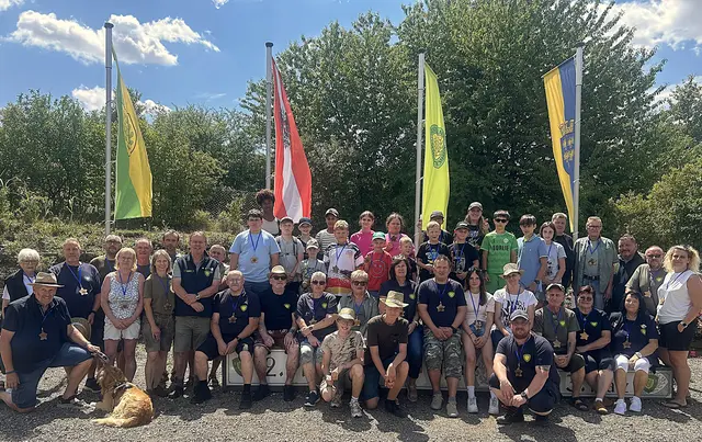 Das motivierte Instruktoren-Team – Irene Rainer und Erich Embacher mit Therapiehund Jonny, Johann Meißl, Walter Ofenauer, Ilse und Erich Olf, Petra und Karl Wimmer, Franz Manlig, Heinz Sorger, Peter Milosits, Rudi und Alex Hutterer, Andre Berthold, Lisi Nekam, Matthias und Christine Kohzina, Thomas und Linda Exler, Gudrun Hofer, Thomas Hutterer, Andreas Ettl, Gabi Ullmann, Andrea Meißl, Erich Hager, Walter Junker, Oberschützenmeister Josef Kohzina, Herbert Ullmann, Veronika Kohzina – dahinter ein Teil der teilnehmenden Kids. | Foto: Schützenverein Mistelbach