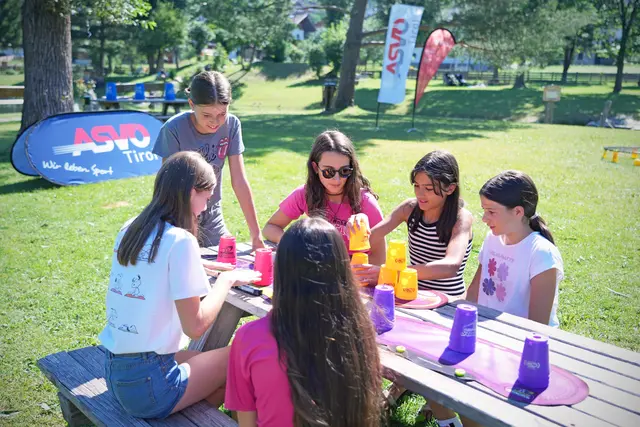 Spiel, Spaß und gemeinsame Erlebnisse stehen beim EuregioSportCamp im Mittelpunkt. Dabei entstehen über Ländergrenzen hinweg neue Freundschaften zwischen Jugendlichen aus Tirol, Südtirol und dem Trentino. | Foto: Land Tirol/Schallhart