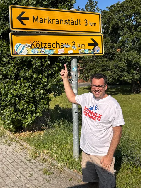 Turnier-Buffet-Chef Michael Hicker zeigt es an: Aus Makranstädt bei Leipzig in Deutschland kommt ein Mädchenteam zu Österreichs größtem Jugendhandballturnier auf die Schmelz im 15. Bezirk. Insgesamt sind  heuer Burschen- und Mädchenteams aus 6 Nationen dabei.  | Foto: WAT Fünfhaus/Hicker
