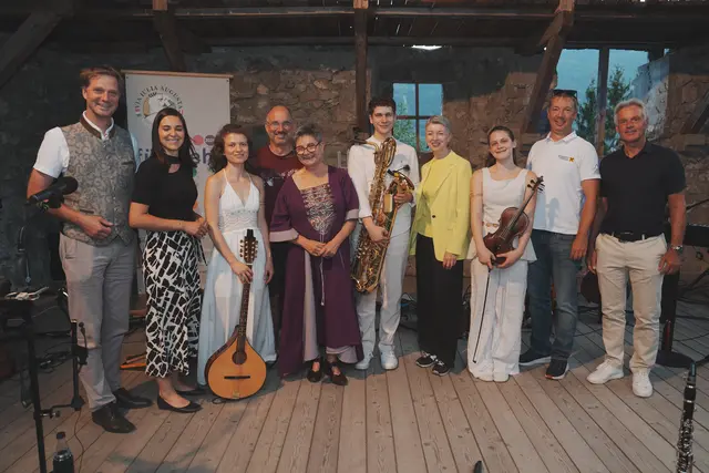 Gemeinsam mit den Geschwistern Limani feierten die Ehrengäste den gelungenen Auftakt des Via Iulia Augusta Kultursommers in der Ruine Hohenburg. | Foto: Willi Pleschberger und Elisabeth Kubin