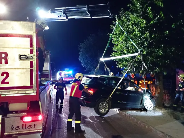 Die Bergung des Unfallfahrzeugs konnte sicher durchgeführt werden. | Foto: FF Pinkafeld