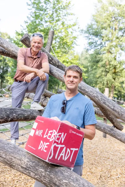 Stellten die Umfrage im Lehener Park vor. Im Bild: v.l.: Amtsleiter der Stadtgärten Christian Stadler und Jugendbeauftragter Lukas Holzmann | Foto: Doris Wild / wildbild