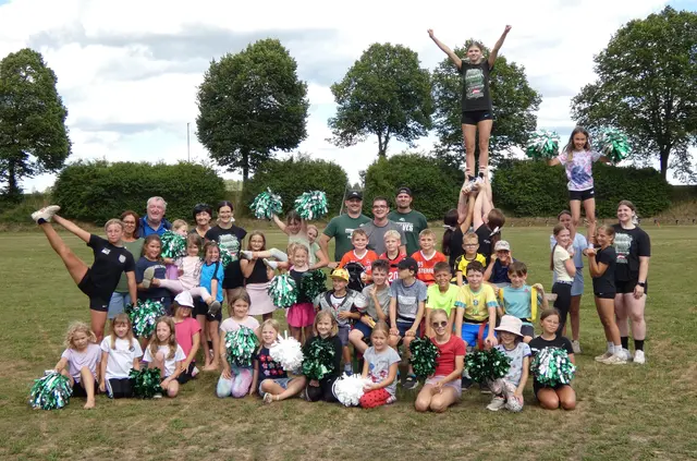 Die Vertreter der Gemeinde Hirschbach Roswitha Berger, Ernst Wurz und Carina Berger mit den teilnehmenden Kindern beim Football und Cheerleading Nachmittag am Sportplatz in Hirschbach. | Foto: Marktgemeinde Hirschbach
