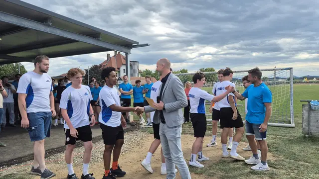Der erste Lehrlingssommersporttag brachte  Kärntens Nachwuchskräfte zusammen. Flex-Geschäftsführer Martin Reiner gratulierte dem Siegerteam des Unternehmens MAHLE mit Sitz in St. Michael ob Bleiburg. | Foto: Flex Althofen