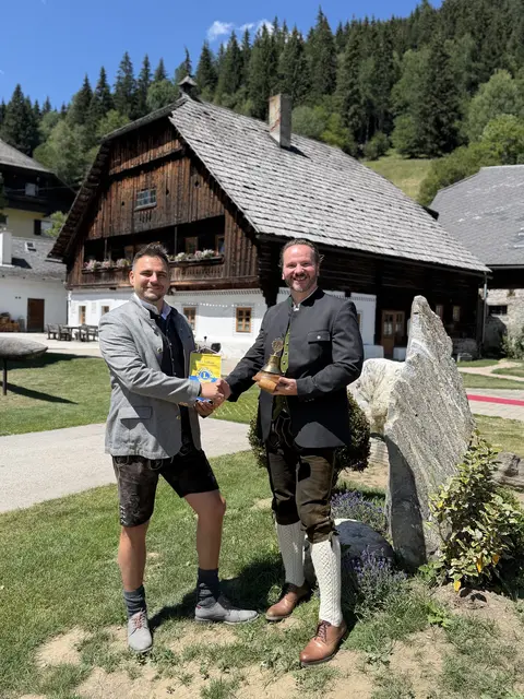 Präsidentenwechsel beim Lions Club Lungau: Wolfgang Lackner (li.) übergab im Rahmen der Feier am Jagglerhof in Ramingstein das Präsidentenamt an seinen Nachfolger Joachim Maier. | Foto: Mario Seitlinger