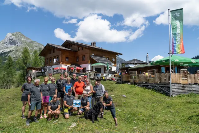 Stolz wird die Auszeichnung präsentiert. | Foto: Selina Brandstätter