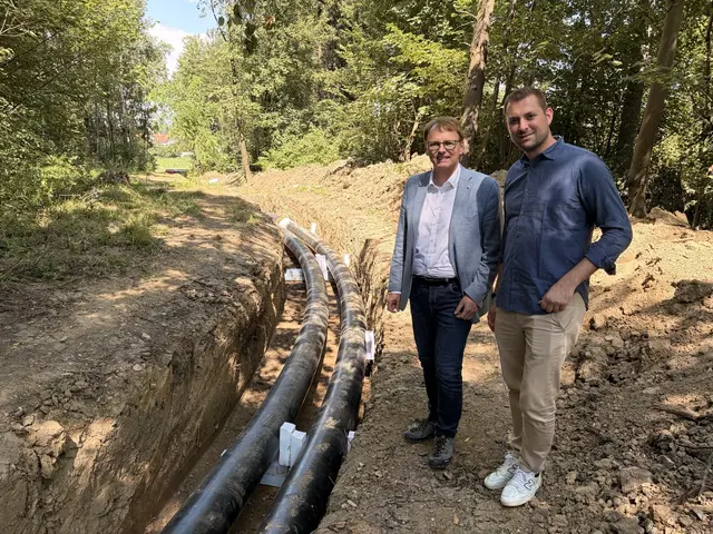 Jakob Edler (li) und Bgm. Matthias Pokorn bei der Begehung des Fernwärmenetzes in Premstätten. | Foto: bioenergie