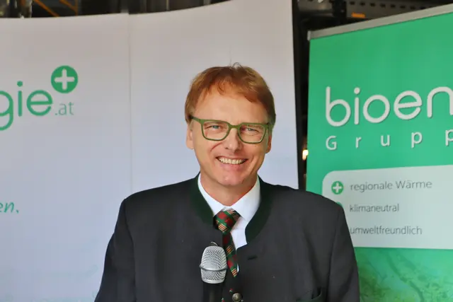 Jakob Edler: "Die bioenergie Gruppe verlegt dabei  innovative Doppelrohre, die geringere Wärmeverluste ermöglichen. Das verbessert den Wirkungsgrad des Netzes und erhöht die CO₂-Einsparung". | Foto: Edith Ertl
