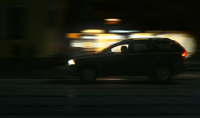 Eom Pkw kam auf der L133 bei Kleinzell von der Fahrbahn ab und prallte gegen eine Felswand. | Foto: Pexels (Symbolbild)