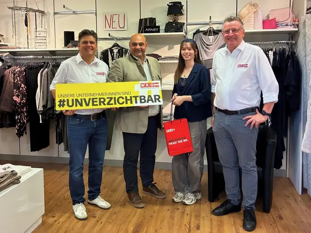 Am Programm stand auch der Besuch in einem Modefachgeschäft in Frauenkirchen. v.l.n.r. Christoph Pöck, Hannes Mosonyi, Emely Lass und Harald Pokorny | Foto: Wirtschaftskammer Burgenland