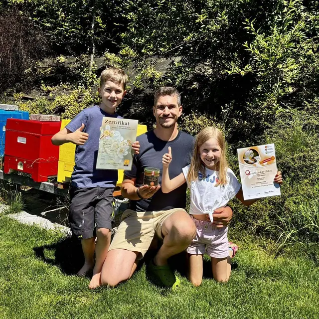 Bei Peter Huemer aus Krenglbach und seinen Kindern steht die Freude an der Natur und das Arbeiten mit den Bienen im Vordergrund. | Foto: Huemer