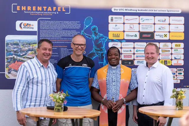 Landtagsabgeordneter Bürgermeister Anton Froschauer aus Perg, Obmann Reinhard Heigl, Pfarrer Leonard Chinedu Ozougwu und Windhaags Bürgermeister Martin Luger. | Foto: Karl Filzmoser