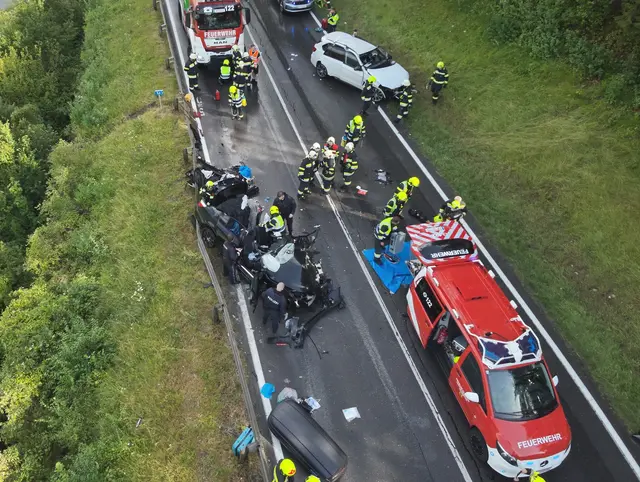 Zwei Kinder und mehrere Erwachsene bei Unfall in Villach verletzt. | Foto: HFW Villach