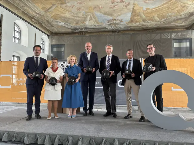 Zahlreiche Personen aus Politik und Bildung waren am Dienstag bei der Präsentation des "Q" mit dabei. Am Bild (v.l.): Christoph Wiederkehr, Bundesminister für Bildung (Neos); Christine Dornaus, Geschäftsführerin der BIG; Eva‑Maria Holzleitner, Bundesministerin Wissenschaft und Forschung (SPÖ); Heinz Faßmann, Präsident der Österreichischen Akademie der Wissenschaften; Sebastian Schütze, Rektor der Universität Wien; Jens Schneider, Rektor der Technischen Universität Wien; Christopher Lindinger, Geschäftsführer und Gründungsdirektor des Q. (v.l.) | Foto: Fabian Franz/MeinBezirk