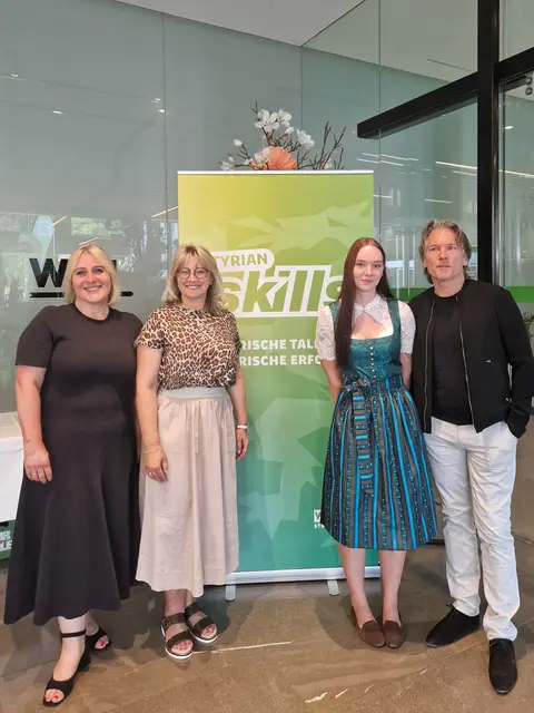 v.l. zam AQUA Unternehmenskontakterin Simona Pichler, zam Regionalleiterin  Ingeborg Krainer, Siegerin  Marlene Hinz, Ausbildungsbetrieb  Wolfgang Raunjak | Foto: zam Dlbg