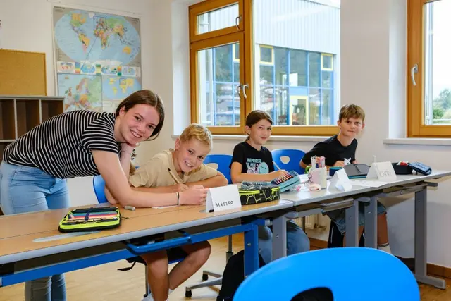 Ein starkes Team für das neue Schuljahr: Mit Unterstützung der motivierten „Buddys“ macht das Lernen in der Sommerschule gleich doppelt so viel Spaß. | Foto: Werner Neururer