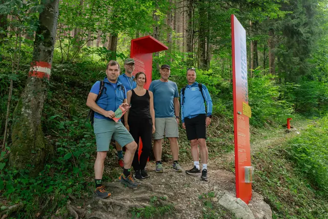  Andreas Kupfer (IFAU – Institut für Angewandte Umweltbildung, Steyr), Christian Garstenauer (Naturfreunde Großraming), Katharina Höfler (Attender Grafik Design, Steyr), Gerhard Nömayr (Naturfreunde Großraming), Günther Großauer (Bürgermeister Gemeinde Großraming) (v. li.) | Foto: Naturfreunde Großraming