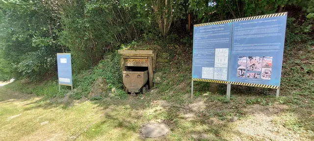 ...Hinweis auf den ehem. Abbau von Kupfer, in der Ortschaft Bergwerk
