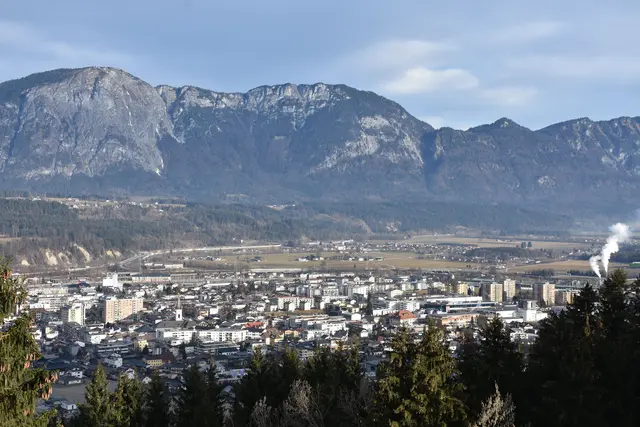 In Wörgl kam am Montag ein Milch-Lkw durch einen Navigationsfehler auf einen Radweg. Beim Zurzücksetzten rutschte der Lkw eine Böschung hinunter. | Foto: ZOOM.Tirol/BB Archiv