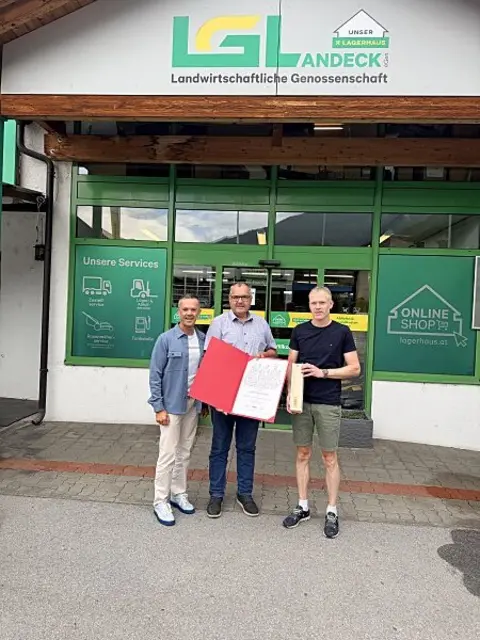 WK-Bezirksstellenleiter Otmar Ladner überreichte das Ehrendiplom der Wirtschaftskammer Tirol an Geschäftsführer Johannes Larcher und Tobias Gruber vom Raiffeisen Lagerhaus in Zams. | Foto: WK Tirol