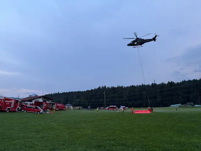 In Breitenbach am Inn brach gestern Abend ein Waldbrand unterhalb des Kühbergs aus. Ein Großaufgebot der Einsatzkräfte steht derzeit im Einsatz. | Foto: ZOOM.Tirol