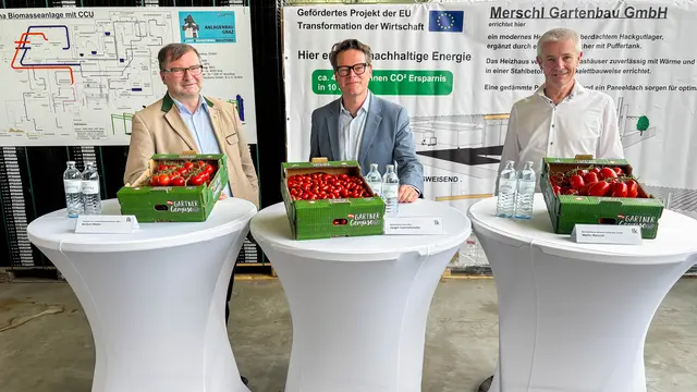 V.l.n.r.: Norbert Walter (Präsident der Landwirtschaftskammer Wien), Jürgen Czernohorszky (SPÖ-Klimastadtrat) und Martin Merschl (Betriebsführer Merschl Gartenbau Gmbh) stellen die Carbon-Capture-Anlage vor.  | Foto: Andreas Pölzl/MeinBezirk