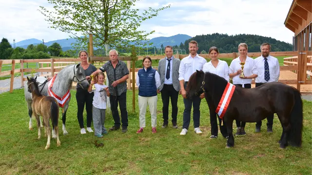 Tagessiegerin KAI Jana mit Familie Kitzbichler, Barbara Steinberger (ÖZP), Richter Bruno Stalder, ÖZP-Obmann Mario Krepper und Reservesiegerin Kellija v. Landzicht mit Familie Nöstlinger   | Foto: Georg Krepper