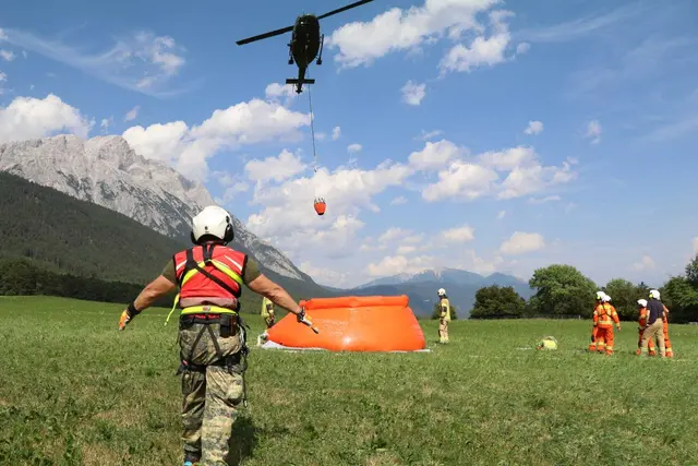 Transporthubschrauber Agusta Bell 212, ein AW169 „Lion“ sowie ein S70 „Black Hawk“ stehen in Wildermieming im Assistenzeinsatz | Foto: Bundesheer/Martin Hörl