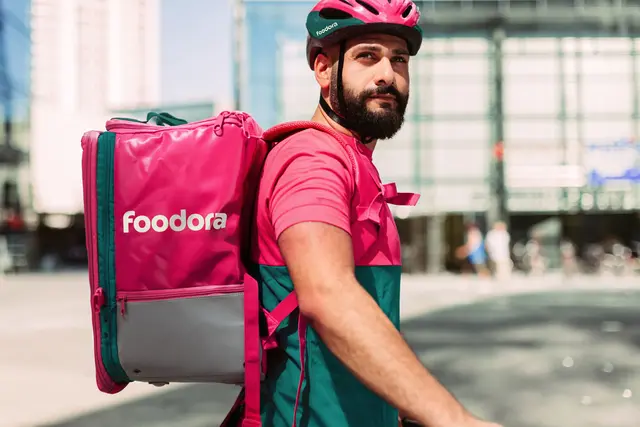 Essenszusteller arbeiten häufig als freie Dienstnehmer und entscheiden selbst, wann sie etwa wegen der Hitze eine Pause einlegen. (Archiv) | Foto: foodora