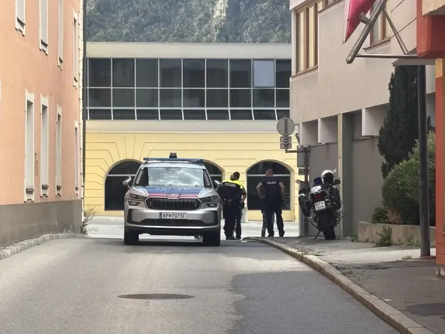Der Imster Stadtplatz ist weiträumig abgesperrt, die BH Imst wurde evakuiert. Sprengstoff-Experten sind am Weg. | Foto: Perktold