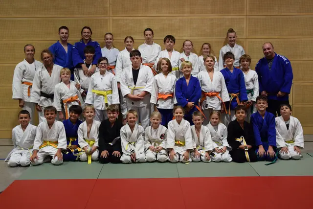 Die Luftenberger Nachwuchsjudoka bei der Übergabe der neuen Gürtelgrade.
