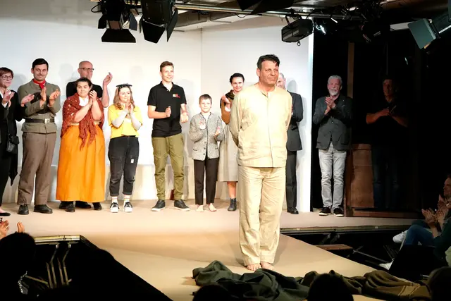 Szene aus „Kreuz oder Quer“ (2023), dem Theaterstück über den Seligen Jakob Gapp, der für seinen Widerstand gegen den Nationalsozialismus mit dem Leben bezahlte. | Foto: Arbeitskreis Jakob Gapp/Johannes Erler