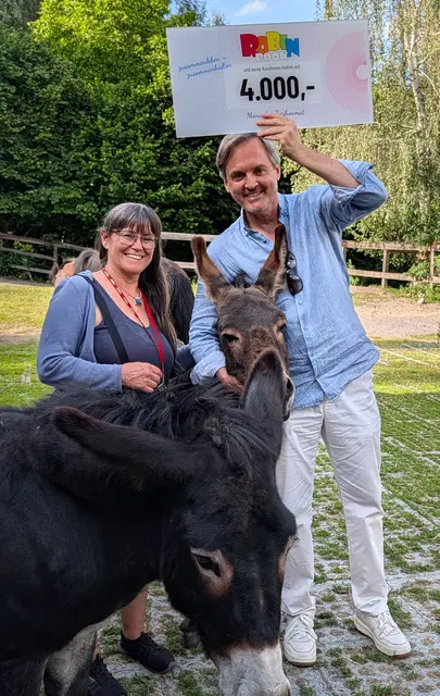 Manuela Prantl freut sich gemeinsam mit Helmut Reichholf von ROBIN BOOK über die Spende in Höhe von 4.000 Euro für "Manuelas Tierhoamat" in Wenns. | Foto: Manuelas Tierhoamat