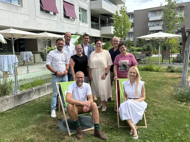 Die Führungsebene des Hauses mit Thomas Weiß und Pflegedienstleiterin Zeljana Kondic (vorne) u. a. mit Vertretern der Politik bzw. des Pflegeverbands rund um Obfrau Ulrike Eisel (hinten, erste Reihe, 2. v. r.)  | Foto: MeinBezirk/Markus Kopcsandi