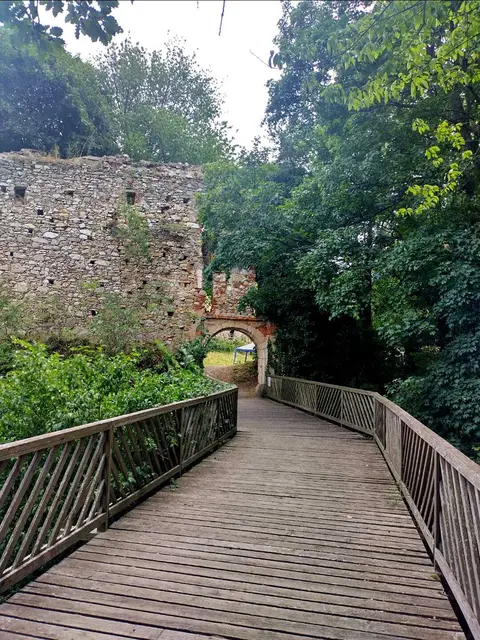 Brücke und Eingang zur Ruine Landsee