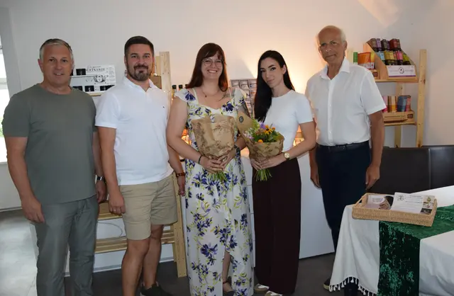 Offizielle Eröffnung des neuen Studios mit den beiden  Betreiberinnen v.l. AL Thomas Lagger, Vizebgm. Robert Sackl sowie Bgm.Bernd Hermann | Foto: MeinBezirk/Josef Strohmeier