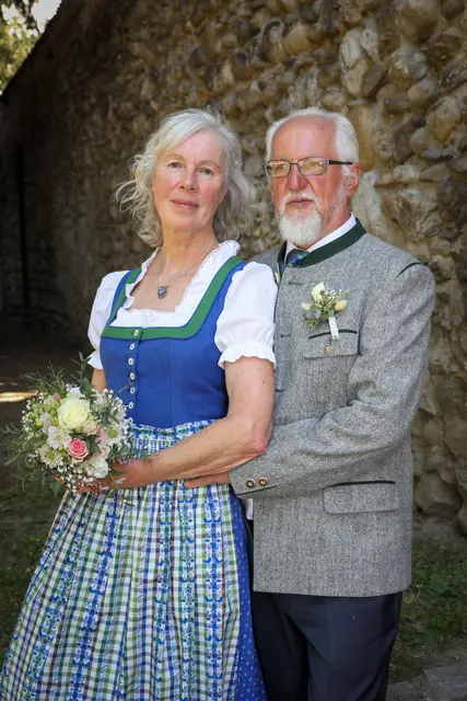 Ein Brautpaar in Tracht umarmt sich