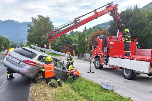 Erneut war ein Pkw beim Abbeigen von der Bundesstraße in Bad Goisern von der Straße abgekommen. | Foto: FF Bad Goisern