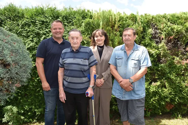 Das Geburtstagskind im Kreise der Gratulanten mit Bürgermeister Christian Samwald, Sohn Heinz und Laura Steiner von der BH Neunkirchen. | Foto: Stadtgemeinde Ternitz