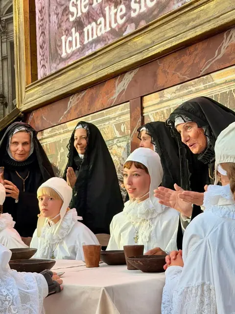 Margit Schnörch mit einigen Gumpoldskirchner Spatzen, die heuer das erste Mal bei den Opernfestspielen dabei sind.