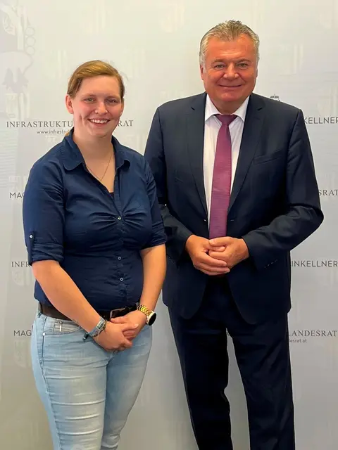 Landesrat Günther Steinkellner gratuliert Laura Kohlberger, die mit 1. September die Leitung der Betriebswerkstätten Linz (Ansfelden) und Gmunden (Ohlsdorf) übernimmt. | Foto: Land OÖ/Georg Pollak
