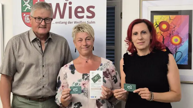 Die beiden Gewinnerinnen Marlies Schuster und Barbara Maier erhielten ihre Steiermark Cards im feierlichen Rahmen der Gemeinderatssitzung. 