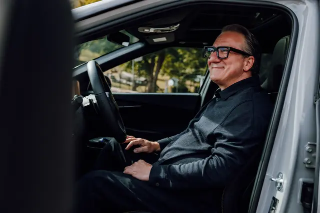 Kabarettist Robert Palfrader und sein neuer Kia EV6, der Umstieg auf Elektromobilität ist ihm leichtgefallen. | Foto: Kia
