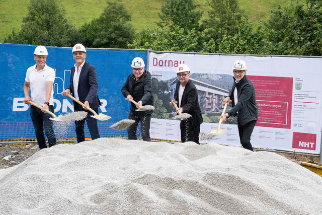 Keine Sommerferien für die NHT (v.li.): Karl Eberharter (Bodner Bau), Bürgermeister Andreas Kröll, NHT-Geschäftsführer Johannes Tratter, Architekt Günther Gasteiger und NHT-Prokurist Engelbert Spiß geben den Startschuss für ein weiteres Wohnprojekt in der Gemeinde Finkenberg. | Foto: NHT