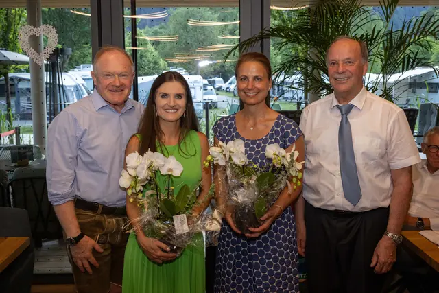 Präsident Dr. Erich Egger (links) mit den neu aufgenommenen Mitgliedern Lisa Loferer, BA (2.v.l.) und Dr. Christine Meissnitzer (3.v.l.) und Dr. Hans Georg Leitner (rechts) im Rahmen der Präsidentenübergabe des Rotary Club Zell am See am 25. Juni 2026. | Foto: Faistauer Photography