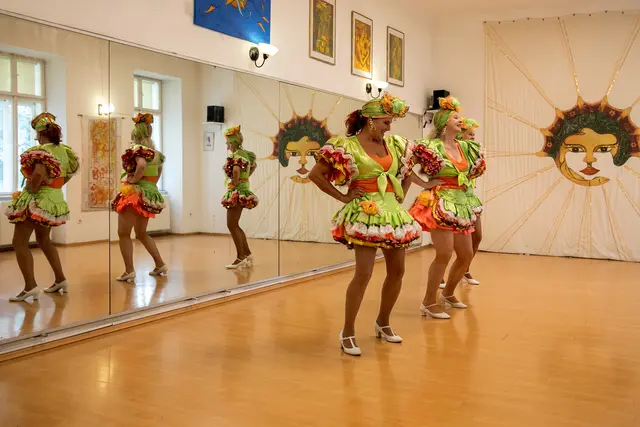 Im 45 Quadratmeter großen Tanzsaal mit neun Meter langer Spiegelwand stehen täglich Kurse in Afro Cubano, Son, Salsa, Mambo, Cha-Cha-Cha, Rumba, Cumbia, Hip Hop und Modern Dance auf dem Programm. | Foto: BV6