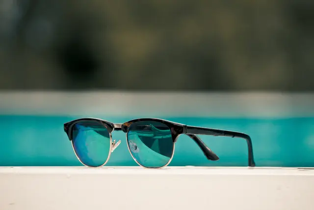 Schützende Sonnenbrillen können auch gut aussehen. | Foto: unsplash / Joseph Greve