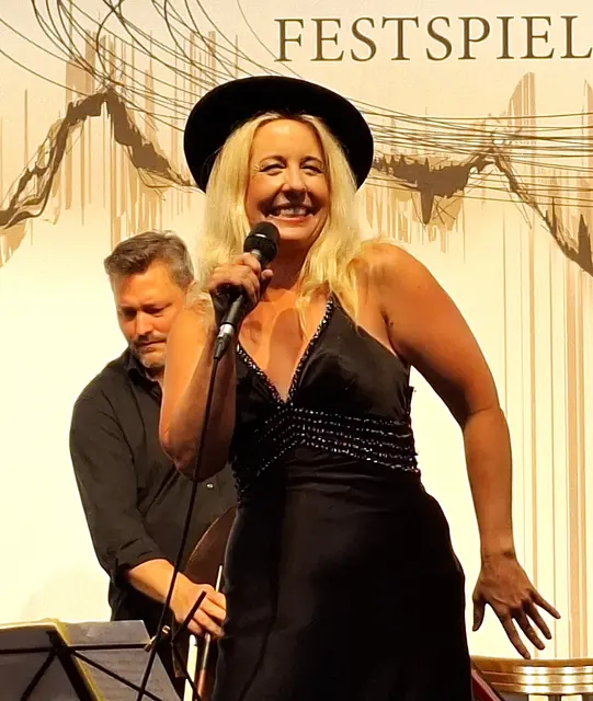 Iva Schell sang ein Lieder von Marlene Dietrich. | Foto: Josef Wind