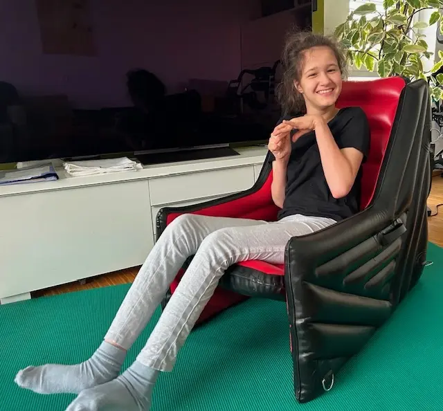  Kathi freut sich über ihre neue Sitzlösung. | Foto: Familie Panholzer